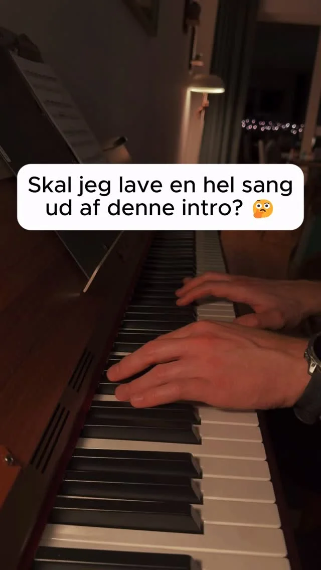 Skal jeg lave en hel sang ud af denne intro? 🤔 Hvad tænker du? #musik #danskmusik #klaver